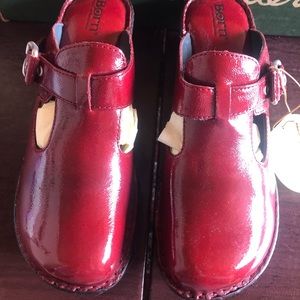 Born BWT patent leather red berry MaryJane slides size 9